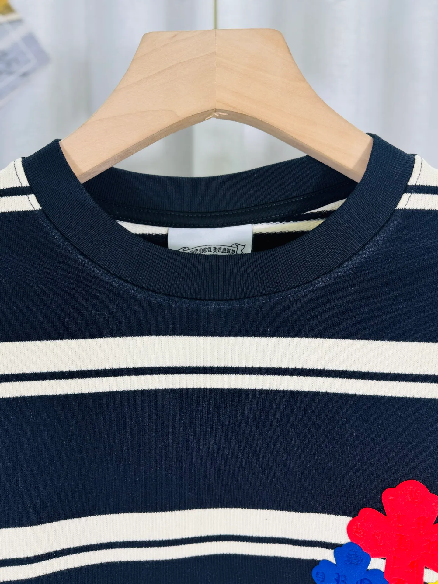 P250 top version, real shot without P, ​​different from market currency) 𝗖𝗵𝗿𝗼𝗺𝗲 𝗛𝗲𝗮𝗿𝘁𝘀/Cro Heart 2025 Autumn and Winter Horseshoe Cross 3D Printed Black and White Striped Couple Casual Long Sleeve 👑The highest version! Customized fabric 320g fabric! Horseshoe cross sticker, a best-selling model in the counter, very comfortable to wear. Accessories: original molded and authenticated collar label➕100% silk wash label. Genuine purchase-grade original hangtag➕matching hanging rope➕3D hanging beads➕original packaging bag. Craftsmanship: The original version has consistent wiring! The highest version of the armhole matching technique! Color: Black Size: S M L XL Style No.: 5188